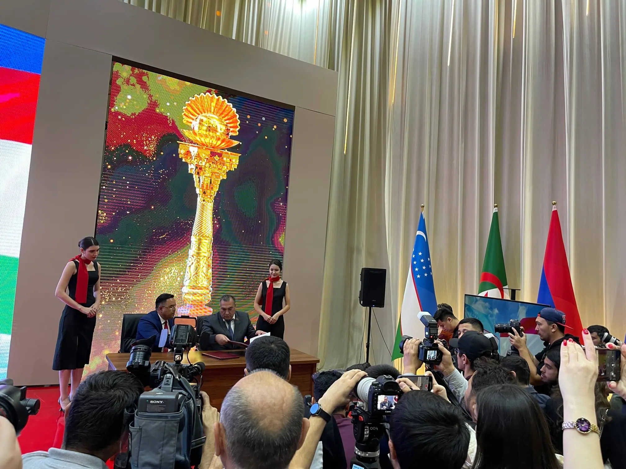 Martine et Jean-Marc Thérouanne, dirigeants du Festival International des Cinémas d’Asie de Vesoul ont représenté la France au 14e Festival International du Film de Tachkent (Ouzbékistan)