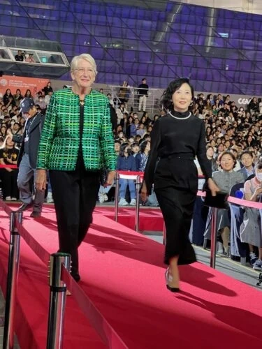 Martine THÉROUANNE, a remis deux Asia Star Awards à deux monstres sacrés du cinéma au 28e Busan International Film Festival