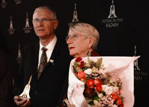  L’Homme d’Or d’Issyk, prix d’honneur du cinéma du Kazakhstan, décerné à Martine et Jean-Marc Thérouanne, directeurs du Festival International des Cinémas d’Asie de Vesoul ce mercredi 29 novembre 2023