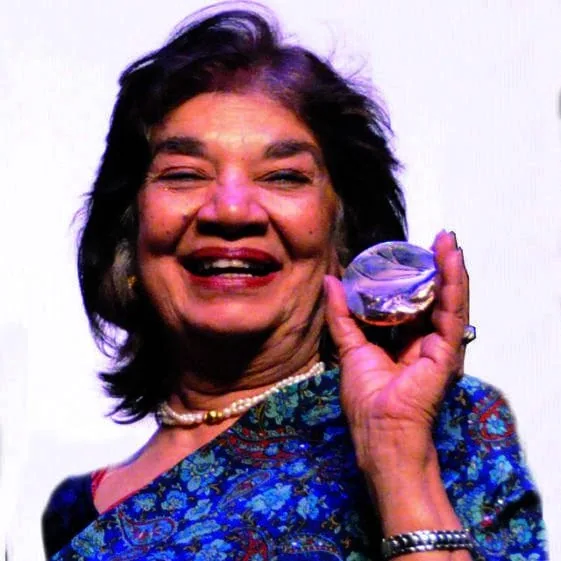 In Memoriam Aruna Vasudev, Mother of Asian Cinema (1936 – 2024) médaille d’honneur de la ville de Vesoul.