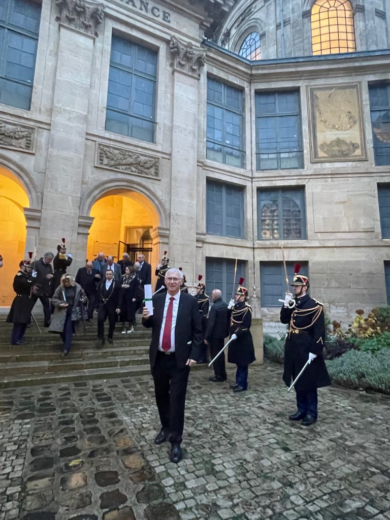 Jean-Marc Thérouanne, délégué général, directeur artistique et cofondateur du Festival International des Cinémas d’Asie de Vesoul, reçoit le prix culturel France-Taïwan 2024, à l’Institut de France, ce lundi 18 novembre 2024